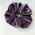 Elastico per capelli in raso viola scuro con motivo a rose in rilievo per donne - Camelia Viola