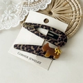 Horquillas de leopardo con perro de resina y lazo amarillo sobre tarjeta blanca - Estilo Cachorro Caramelo