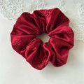 Elastico per capelli in raso rosso intenso con rose a rilievo e finitura setosa - Camelia Rosso