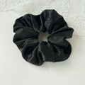 Elegante elastico per capelli in raso nero con texture di camelia 3D in rilievo lussuoso - Nero Camelia