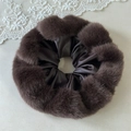 Detail van donkerbruine pluche scrunchie met imitatiebont en zijdezachte satijntextuur - Koffie Pluche Rand