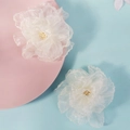 Eleganti fermagli per capelli a fiori in rete bianca con perline su sfondo rosa e blu - HS-J7469