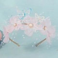 Cerchietto floreale con fiori di tulle rosa, farfalle blu e perle su base metallica oro - Rosa
