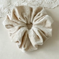 Schicker cremebeiger Samt-Scrunchie mit weicher Textur und elastischem Haargummi - Samt Cremeweiß