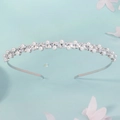 Elegante cerchietto in argento con zirconi e perle scintillanti su sfondo azzurro - Cerchietto Sottile Design Foglia Strass Perla (TS-J3439S)