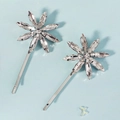 Dettaglio dei fermagli per capelli a forma di fiore con strass su sfondo azzurro - Stile Fiocco di Neve Argento (HS-J7483S)