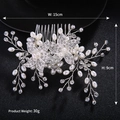 Dettaglio del pettine per capelli floreale argento con perle e strass, dimensioni 15cm x 9cm - Ramo Floreale Classico (HS-J4539)