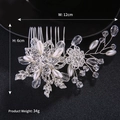 Dettaglio macro del pettine da sposa con fiori argento, perle, cristalli e misure - Design Floreale Denso (HS-J1082)