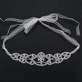 Dettaglio fascia da sposa con strass argentati e nastri in organza bianca raffinata - Stile Floreale Motivo a Onde di Lusso (HS-J3820)
