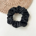 Chouchou classique en satin noir avec finition soyeuse brillante pour femmes - Satin Noir
