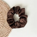 Chouchou élégant en satin marron chocolat foncé avec haute élasticité et éclat soyeux - Satin Marron Foncé