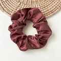 Chouchou élastique en satin bordeaux avec texture soyeuse et finition brillante - Satin Marron Rougeâtre