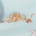 Eleganter Braut-Haarclip mit goldenen Blättern, weißen Blüten und Perlen - Goldblatt Blumenstil (HS-J7460G)