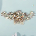 Eleganter Brauthaarkamm mit goldenem Metallrahmen und funkelnden Kristall-Blumensteinen - Gold (HS-J7467G)