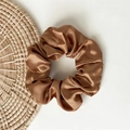 Chouchou élastique en satin bronze caramel avec éclat soyeux et texture douce - Satin Marron
