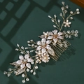 Peigne à cheveux de mariée doré avec fleurs roses et perles sur fond sombre - Peigne à Cheveux Perle Rose Doré (HS-J6294)