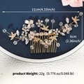 Detalle del peine de novia con cristales mostrando medidas de 11cm x 6cm y 22g - Estilo de Mariposa con Flores Doradas (HS-J1554G)