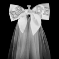 Velo de novia blanco con lazo de satén y perlas formando la palabra BRIDE - Velo con Lazo Blanco (HS-J7462)