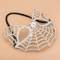 Vista dettagliata della maschera ragnatela argento con strass scintillanti e fascia elastica - Stile Ragnatela (FS-J024) / Argento