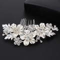 Peigne à cheveux de mariée en argent avec fleurs blanches mates et strass brillants - Argent (HS-J2720S)