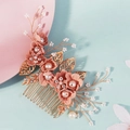 Peine de novia dorado con flores de tela rosa y perlas blancas para peinados de boda - Peineta simple rosa (HS-J7417GPINK) / Rosa