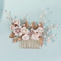 Dettaglio del pettine per capelli da sposa dorato a mano con fiori bianchi e perle - Fiore Bianco (HS-J7417GWHITE)