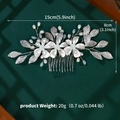 Peineta nupcial plateada con flores y perlas sobre un fondo de color verde - Estilo Retro de Tres Flores(HS-J6482)