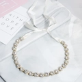 Diadema nupcial brillante con strass y cintas de raso blanco sobre fondo de mármol elegante - Dorado (HS-J3766G)