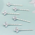Dettaglio di sei fermagli per capelli argentati con foglie di cristallo su sfondo azzurro - 6 Pezzi Stile Foglia Argento (HS-J7430S)