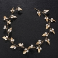 Dettaglio di tralcio per capelli da sposa con foglie dorate e perle su fondo nero - Oro (HS-J4419G)