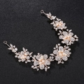Cerchietto da sposa floreale in oro rosa con cristalli e perle su sfondo scuro - Oro rosa