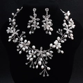 Detail der Brautschmuck-Set mit handgefertigten Perlen und Strass auf schwarzem Samt - Silber mit Süßwasserperle