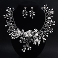 Elegantes Brautschmuck-Set mit Perlenkette und Ohrringen auf einem schwarzen Halsschmuckständer - Kunstperlen-Stil
