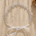 Elegante fascia da sposa con fiori d'argento, perle e cristalli su sfondo strutturato - Argento