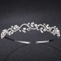 Dettaglio macro di tiara nuziale argentata con motivi a vite e strass brillanti e lucidi - Stile Argento (TS-J295)