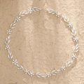 Diadema de novia plateada con hojas de aleación, perlas artificiales y strass brillantes - Plateado
