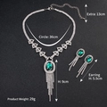 Dettaglio del set collana e orecchini in argento con gemme verdi e strass scintillanti - Argento con pietra verde