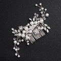 Silberner Braut-Haarkamm mit weißen Perlen und funkelnden Kristallblumen auf schwarzem Grund - Perlen Strass Rebe Stil (HS-J4999) / Silber