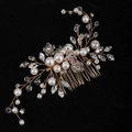 Eleganter goldener Braut-Haarkamm mit weißen Perlen und funkelnden Kristallblumen - Perlen Strass Rebe Stil (HS-J4999G) / Gold