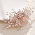 Dettaglio del pettine da sposa fatto a mano in oro rosa con fiori rosa e cristalli - Pettine per Capelli Floreale Oro Rosa (HS-J4793RG)