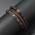 Detailaufnahme von geschichteten Perlenstein- und geflochtenen Lederarmbändern für Herren - Kaffeebraun