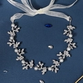 Silbernes Braut-Haarband mit Legierungsblättern, Perlen und weißem Chiffonband für Hochzeiten - Silber (HS-J5425)