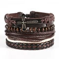 Detail eines Lederarmbands mit graviertem Metallkreuz und dekorativen Holzperlen - Schriftkreuz-Stil (TZ4 D07)