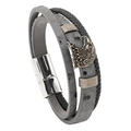 Dettaglio del bracciale in pelle intrecciata con ciondolo aquila vintage e chiusura magnetica - Grigio