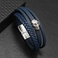 Dettaglio bracciale in pelle intrecciata blu con teschio d'argento e chiusura magnetica - Blu navy