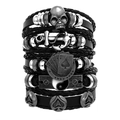 Dettaglio di bracciali in pelle multistrato con ciondoli a teschio, ancora e picche - Stile Teschio