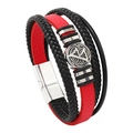 Detailansicht eines mehrlagigen Lederarmbands mit roten Akzenten und silbernem Magnetverschluss - Rot + Schwarz