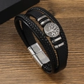 Detailansicht eines mehrlagigen Lederarmbands mit Lebensbaum-Metallanhänger und Magnetverschluss - Schwarz