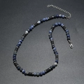 Collana da uomo boho con perle di marmo blu e dettagli in pietra lavica nera - Stile Pietra Sodalite Blu Naturale
