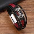 Nahaufnahme des Wikinger-Thorhammers an geflochtenem Lederarmband in Schwarz-Rot - Schwarz und Weinrot